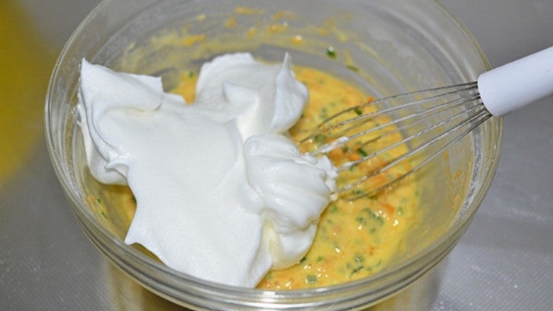 香葱肉松戚风,取1/3蛋白加入到蛋黄糊中，用手抽划一字快速拌匀