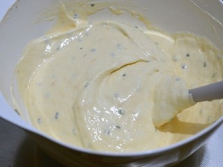 香葱肉松戚风,再将拌好的蛋黄糊倒回至剩余的蛋白中，用刮刀用切拌和翻拌的手法拌匀，拌好的面糊细腻有光泽。
