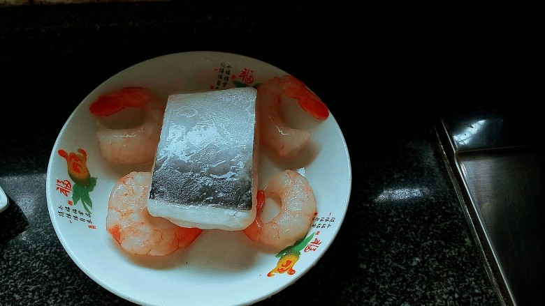 沙巴鱼什锦汇,沙巴鱼块解冻去冰，水煮装盘上料。