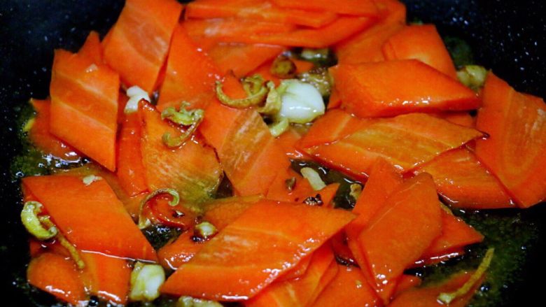 胡萝卜炒西兰花,炒出红油。由于胡萝卜是脂溶性食材，所以只有过油才能发挥它的价值。