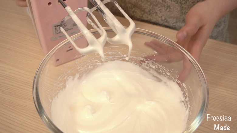 可可戚风 巧克力围边奶油蛋糕（视频菜谱）,打发蛋白，（触碰到蛋白的器具需要保证无水无油），打发出现细密小泡时，倒入1/3细砂糖，开始出现纹路时，再倒入1/3细砂糖，纹路明显后