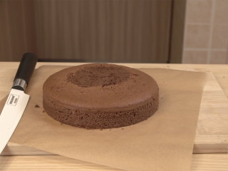 可可戚风 巧克力围边奶油蛋糕（视频菜谱）,完全冷却后，用手把蛋糕剥离模具脱模，切掉顶部凸起部分