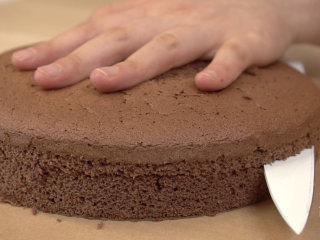可可戚风 巧克力围边奶油蛋糕（视频菜谱）,切成2层（6寸可以切3层），备用