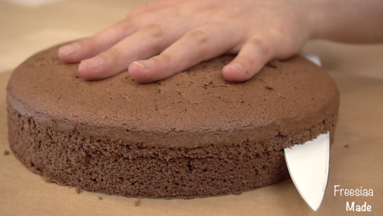 可可戚风 巧克力围边奶油蛋糕（视频菜谱）,切成2层（6寸可以切3层），备用
