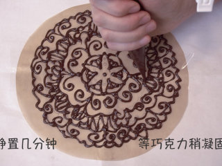 可可戚风 巧克力围边奶油蛋糕（视频菜谱）,再剪裁一圆形张烘焙纸，大小和蛋糕一样，在一张A4纸上画上你喜欢的图案，烘焙纸覆盖在图案上，用巧克描下来，也是放置几分钟，等巧克力稍凝固