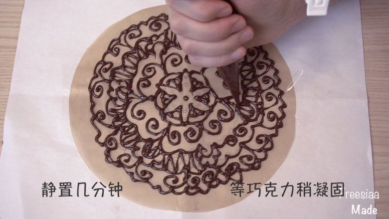 可可戚风 巧克力围边奶油蛋糕（视频菜谱）,再剪裁一圆形张烘焙纸，大小和蛋糕一样，在一张A4纸上画上你喜欢的图案，烘焙纸覆盖在图案上，用巧克描下来，也是放置几分钟，等巧克力稍凝固