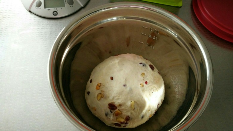 蔓越莓核桃软欧,果料全部揉进面团里面就好了，不用过度搅拌，会断筋的，然后取出面团收圆放入盆中