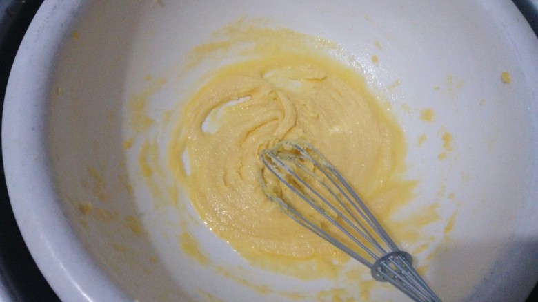 ≈葡萄干司康≈,把黄油和加入黄油的材料一起搅打均匀至顺滑。