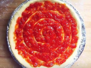意式四季披萨,先铺一层披萨酱