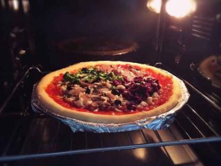 意式四季披萨,放入预热烤箱180度烤5分钟，表面再撒上奶酪碎烘烤至熟即可。约用时20分钟左右。