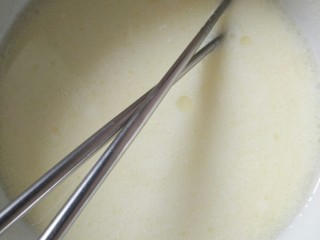 果酱奶油蛋糕卷,牛奶和食用油混合乳化