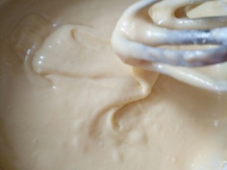 果酱奶油蛋糕卷,筛入低筋面粉搅拌均匀
