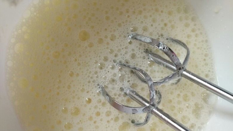 果酱奶油蛋糕卷,蛋清用无水无油的盆子搅拌到起泡