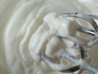 果酱奶油蛋糕卷,搅拌到提起有小尖角就行。像奶油的感觉