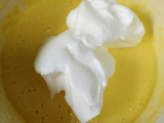 果酱奶油蛋糕卷,分三次加到蛋黄糊里，翻拌均匀，不要转圈容易消泡。