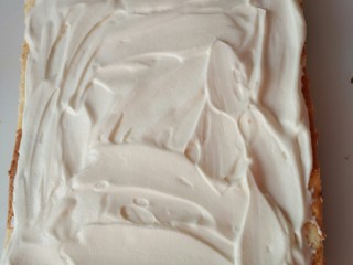 果酱奶油蛋糕卷,奶油加糖粉打发，抹到凉了的蛋糕上