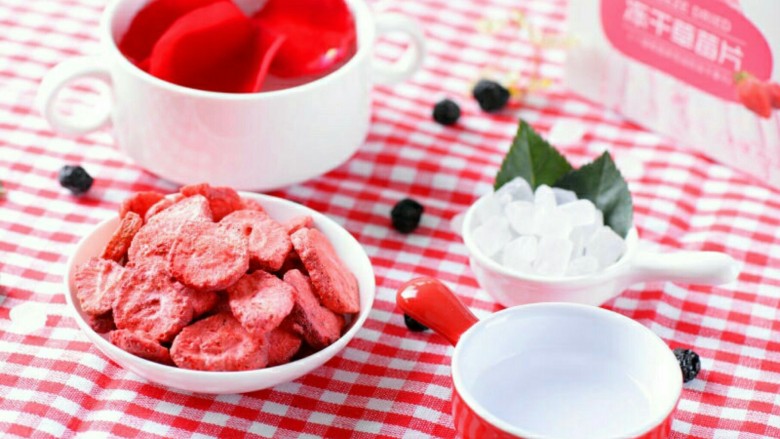 小伙伴们赞不绝口的冰糖玫瑰草莓炖,准备原料