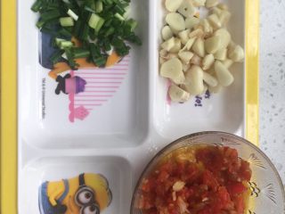 剁椒鲫鱼,准备配料，蒜，葱，红，黄剁椒。