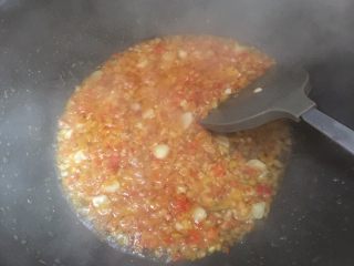 剁椒鲫鱼,起锅，热油，倒入蒜，剁椒，翻炒出香味，出油。