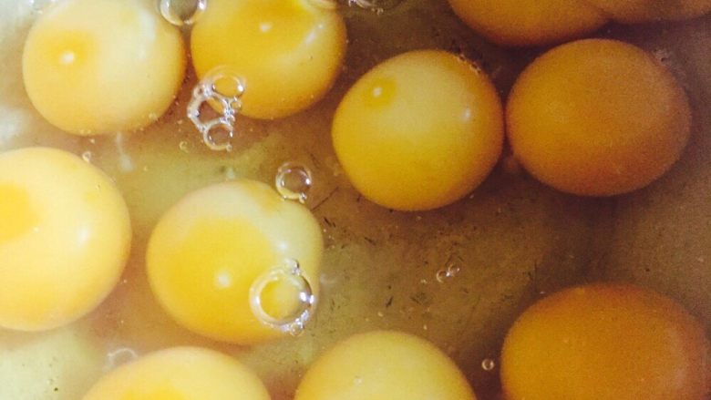 年夜饭必备的酿鸡蛋,鸡蛋打到盘中