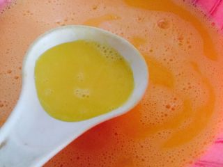 年夜饭必备的酿鸡蛋,找一个勺子，一个一勺或者半勺的鸡蛋液，这样酿的过程中也方便一点