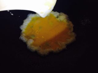 年夜饭必备的酿鸡蛋,油热后放入一勺的鸡蛋液