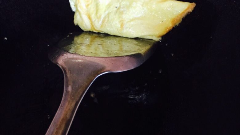 年夜饭必备的酿鸡蛋,用铲子铲一半翻过去，变成半圆形，推到一边煎至金黄色即可出锅