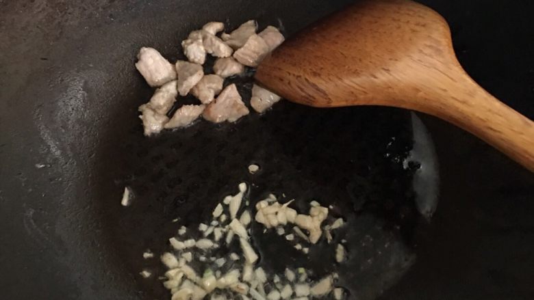 西兰花炒肉,肉炒到变色微焦的时候，把蒜末放进锅里爆香