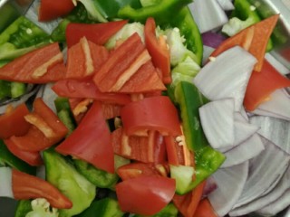 干锅肥肠#春意绿#,所有材料切好准备。姜切片，葱切段，蒜切片。青红椒，洋葱切滚刀块。