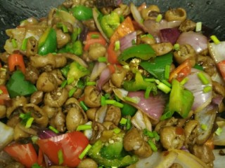 干锅肥肠#春意绿#,收汁后放入青红椒和洋葱翻炒。