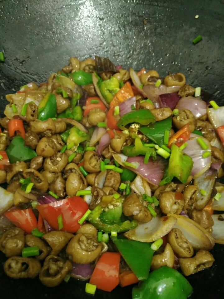 干锅肥肠#春意绿#,收汁后放入青红椒和洋葱翻炒。