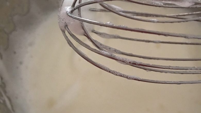 消耗蛋白---天使👼蛋糕🍰,继续打发至打蛋头在蛋白霜表面开始形成纹路时，再加入三分之一糖。