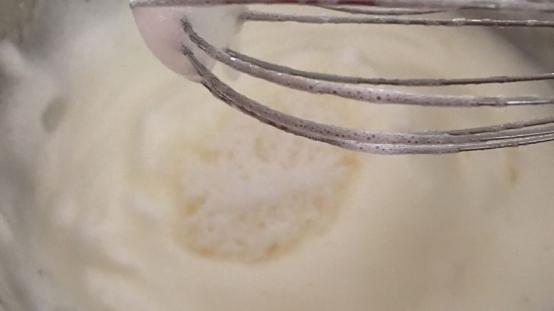 消耗蛋白---天使👼蛋糕🍰,继续打发至蛋白霜表面打蛋头的纹路加深，气泡更加细腻且有光泽；把剩下的糖加入。