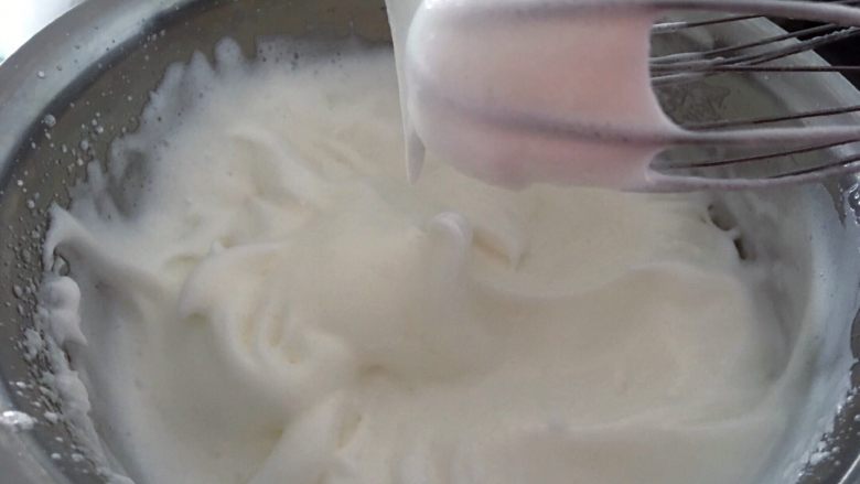 消耗蛋白---天使👼蛋糕🍰,继续打发关掉打蛋器，打蛋头上的蛋白霜不会掉落。