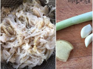 东北酸菜炖排骨,自家腌制的酸菜切成丝（还是自己家腌制的酸菜好吃，外面卖的袋装酸菜味道不正），准备好葱姜蒜