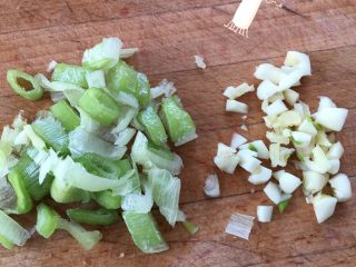 东北酸菜炖排骨,葱姜蒜切好备用