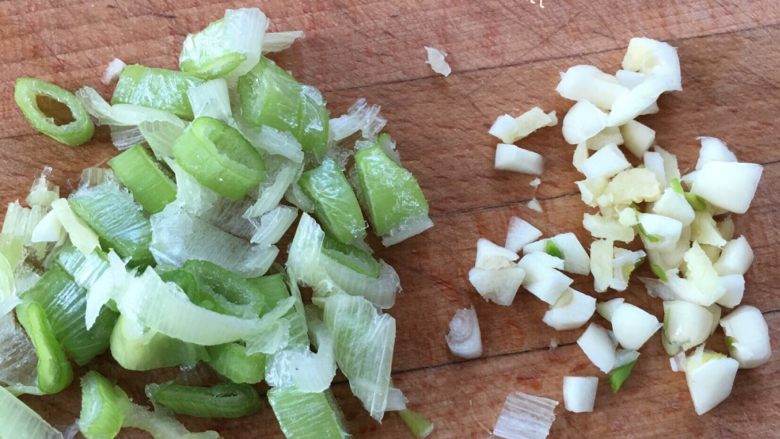 东北酸菜炖排骨,葱姜蒜切好备用