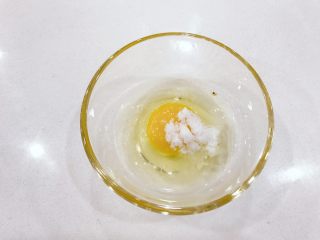 宝宝辅食：水果蛋奶布丁-12M+,在鸡蛋中加入少许细砂糖（只要宝贝习惯淡口味的，可以不加哈），用手动打蛋器或筷子搅拌均匀。