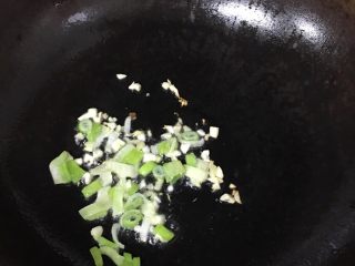 东北酸菜炖排骨,锅热之后放一点荤油和植物油，放葱姜蒜爆香