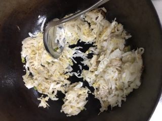 东北酸菜炖排骨,把酸菜放进锅里翻炒