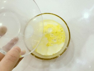 宝宝辅食：水果蛋奶布丁-12M+,倒入提前准备好的奶，边倒边用筷子或手动打蛋器充分搅匀，搅打充分一点哈。