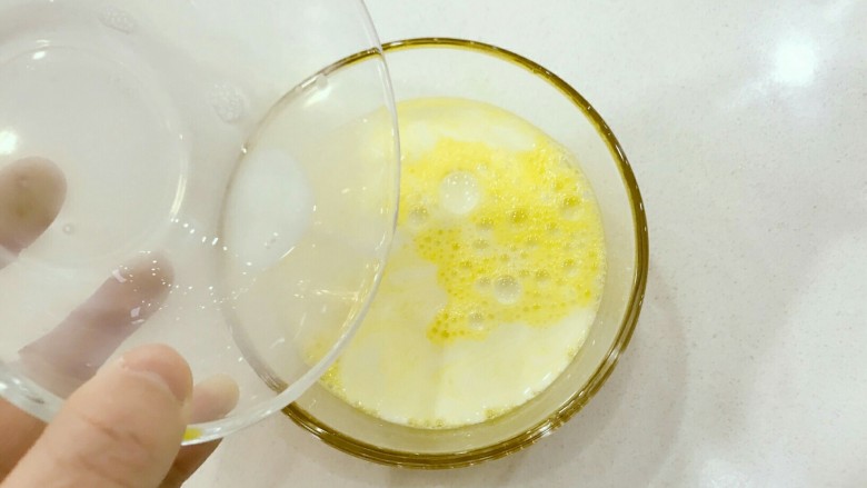 宝宝辅食：水果蛋奶布丁-12M+,倒入提前准备好的奶，边倒边用筷子或手动打蛋器充分搅匀，搅打充分一点哈。