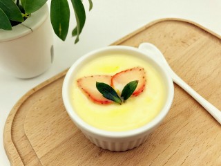 宝宝辅食：水果蛋奶布丁-12M+,提前准备好宝贝喜欢的水果，草莓、芒果等都可以，处理完成后放在布丁上面就可以啦