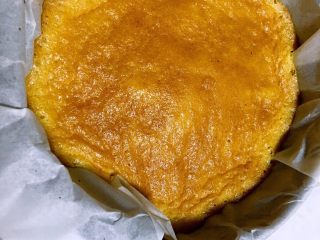 消耗蛋黄之蜂蜜凹蛋糕,上下火中层，170度，烤12分钟的样子