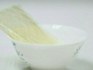 醇香浓郁的杏仁奶冻,然后把鲜奶油与杏仁牛奶混合匀，并倒入容器内，放入冰箱冷藏室5-6小时凝固。