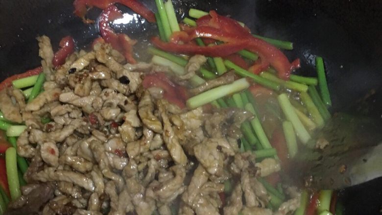 蒜头辣椒炒肉,炒至八分熟就可以放入刚炒好的肉，加点鸡精