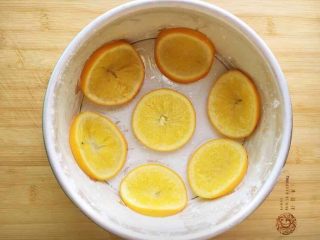 香橙乳酪蛋糕,橙子片吸干水份铺在模底。