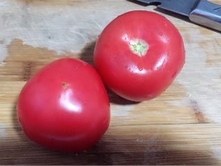 番茄豌豆盖浇饭,西红柿洗干净，带皮切片，备用