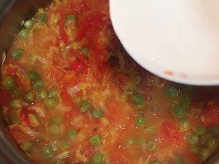 番茄豌豆盖浇饭,直至锅盖上蒸汽后转小火，开盖，翻炒下，如果汤汁儿少可以加少许水再焖会儿