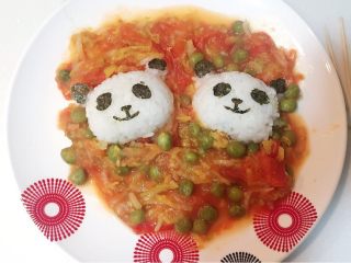 番茄豌豆盖浇饭,把出锅的番茄豌豆酱汁儿浇到热腾腾的米饭造型上，海苔做熊猫眼睛和鼻子嘴巴。